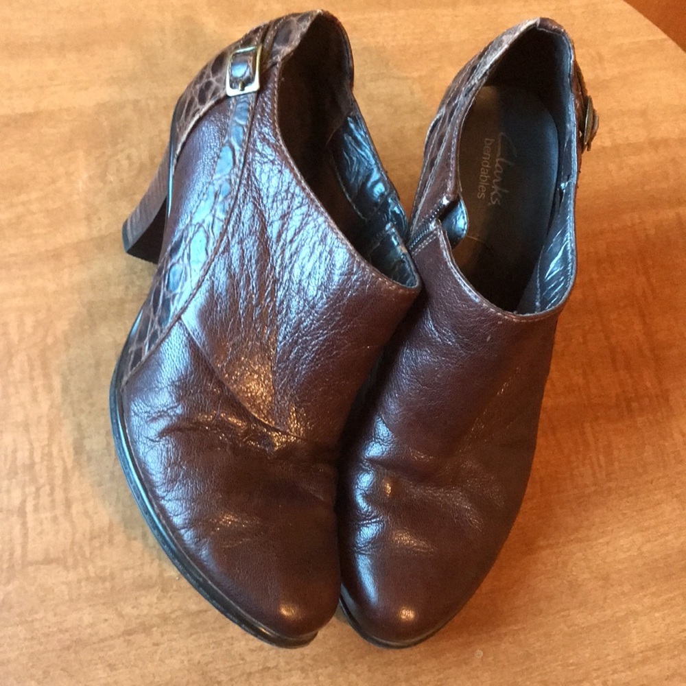 Clarks Bendables Women’s Brown And Alligator Print Boot. Size 6.5.